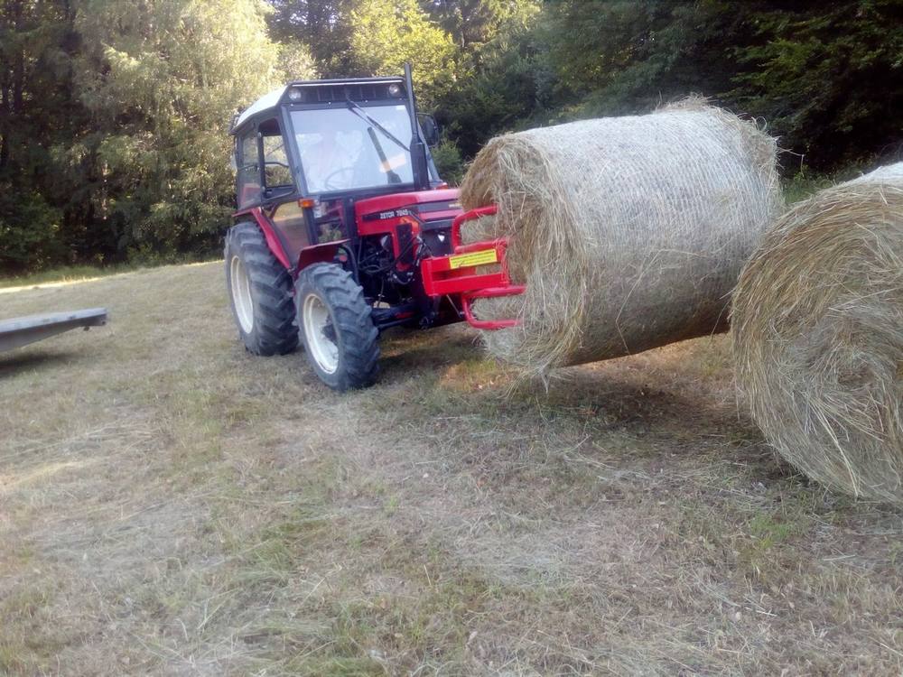 Prvé seno vlastnými silami. Zetor a balíky, ktoré museli vydržať zimu.