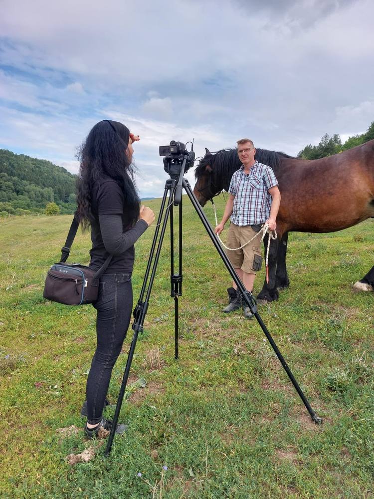 Natáčanie reportáže na pasienku